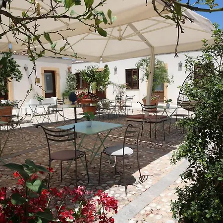 Ξενοδοχείο με διαμερίσματα Lampedusa 3*