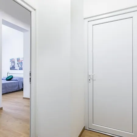 Corso Dei Mille Station Flat With Balcony Apartment