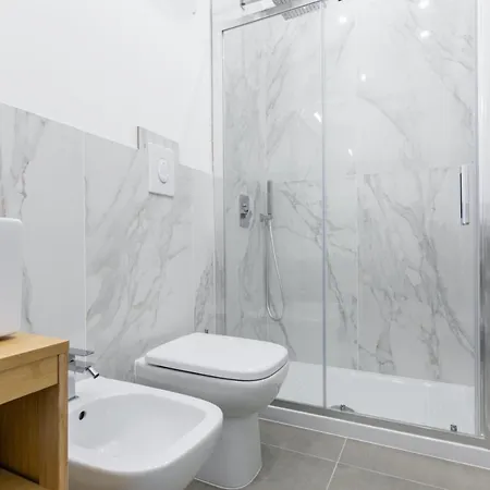 Corso Dei Mille Station Flat With Balcony Apartment