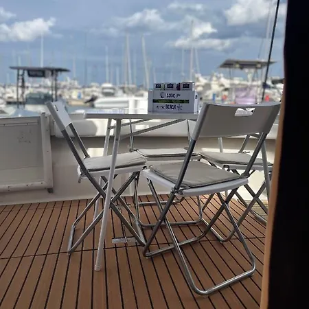 Giorgia House Boat Botel