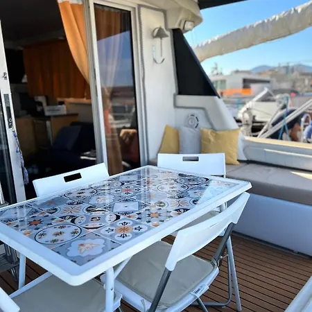Giorgia House Boat Botel *
