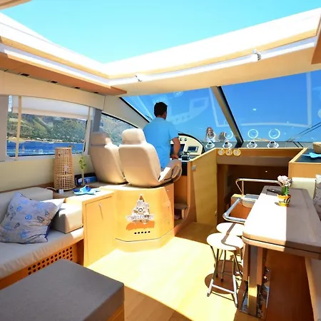 Layla Yacht Botel Palermo
