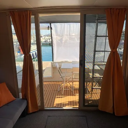 Giorgia House Boat Botel