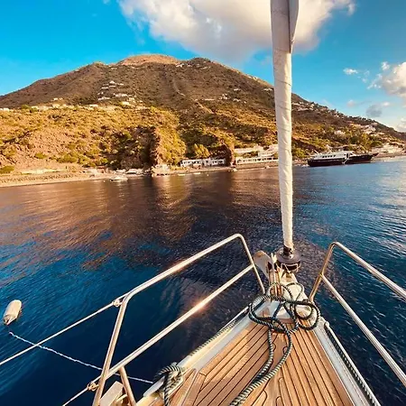 Boat And Breakfast Botel