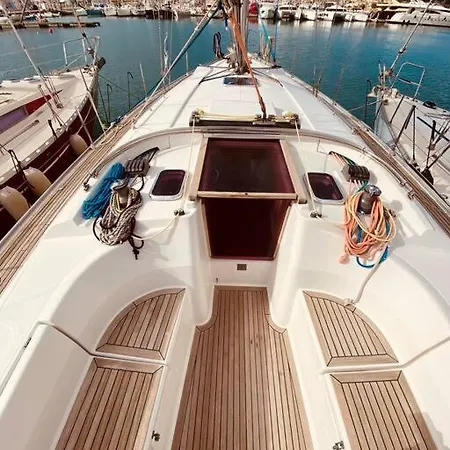 Botel Boat And Breakfast *
