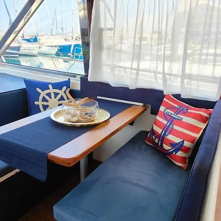 Panaby - House Boat Botel Palermo