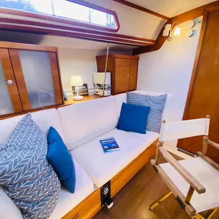 Botel Boat And Breakfast