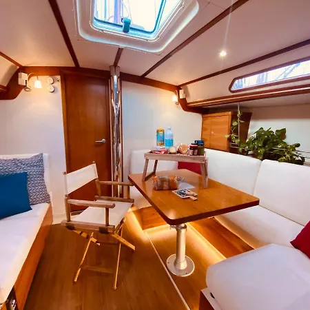 Botel Boat And Breakfast *