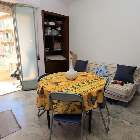 Aperitif - Happy Time - Naturist Culture Under 40 Tourists And Students - Free Bed For Volunteers אכסניה