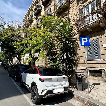 Intero In Centro Citta Via Liberta-piazza Croci-teatri Politeama E Massimo * Palermo
