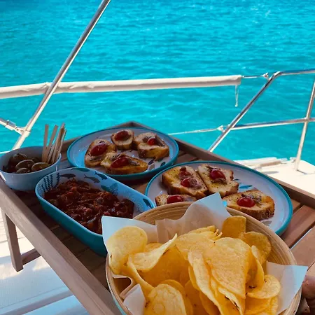 Botel Boat And Breakfast *