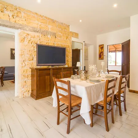 Pet Friendly In With Kitchen
