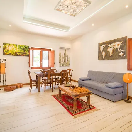 Pet Friendly In With Kitchen *