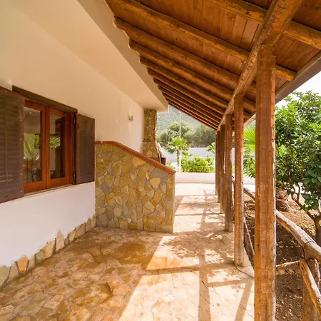 Pet Friendly In With Kitchen Holiday home