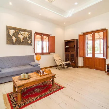 Pet Friendly In With Kitchen