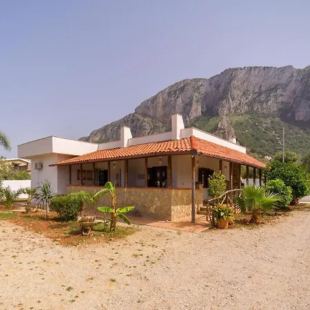 Pet Friendly In With Kitchen Holiday home