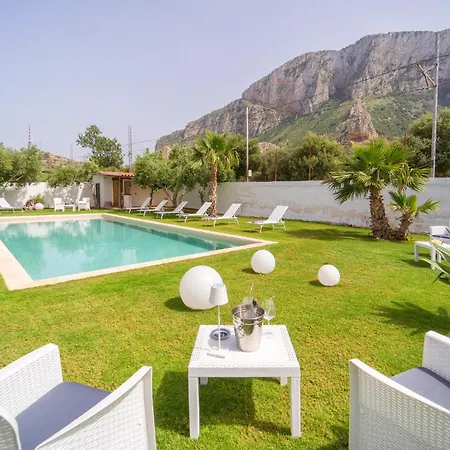 Pet Friendly In With Kitchen Holiday home