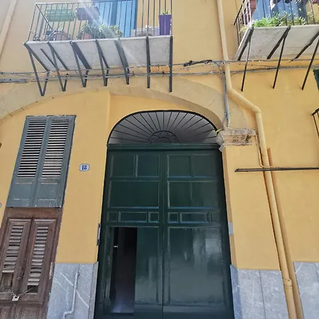 Vicolo Paterno *