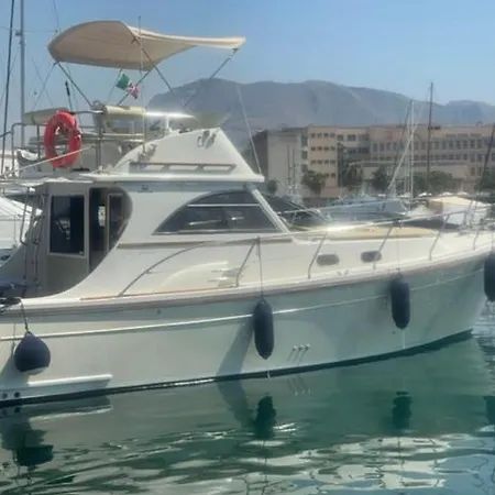 Bateau-hôtel Boat And Breakfast *