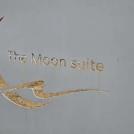 The Moon ラブホテル *