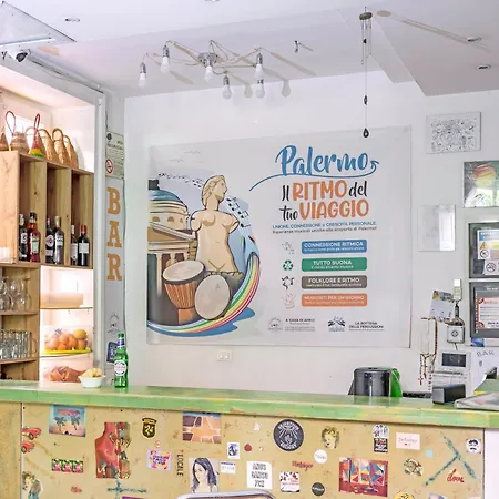 A Casa Di Amici Хостел Палермо