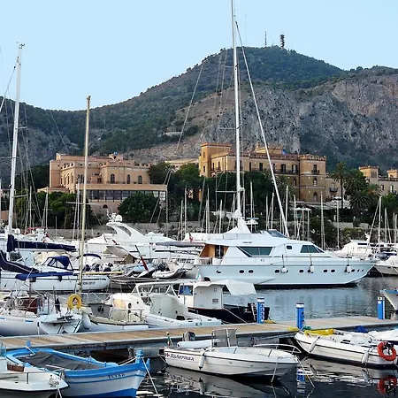 Azimut 46 Hotel na wodzie