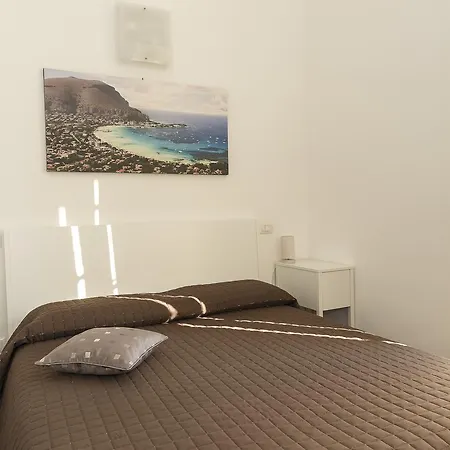 Ai Lattarini House Nocleg ze śniadaniem 2*