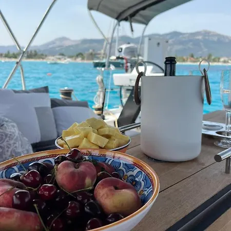 Botel Sama Houseboat Palermo