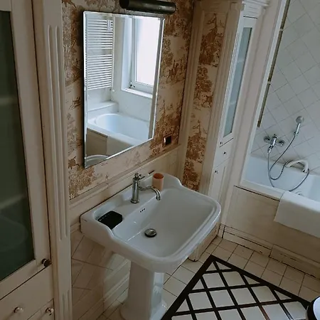 Onoratocinque House *