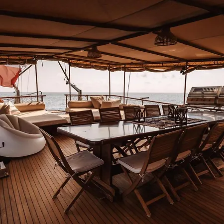 Sicily Sea Charter Hande Capo Galera ספינת מלון