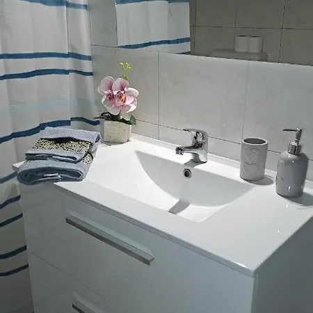 Casa Vacanze La Rocca 2 Apartment *