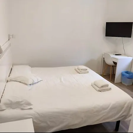 Oasis Apartment-open Minded Libertine Naturists Age 18-36 Hostal