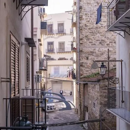 Domus Ameliae Cozy And Charming Apt At Cathedral Apartment
