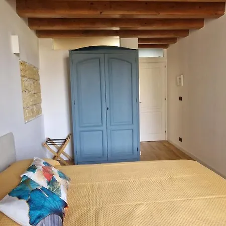 2 Sicilie And In Centro Apartment *