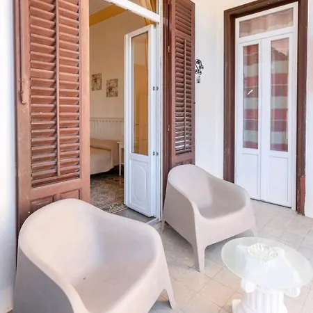 Merlo House - Inside The Historical Center *