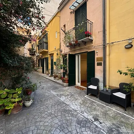 Apartment Cortile Caravello 8 *