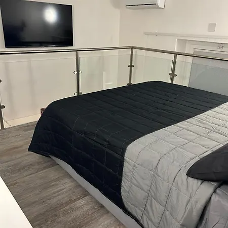 Margot House Apartment *
