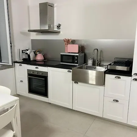 Margot House Apartment *
