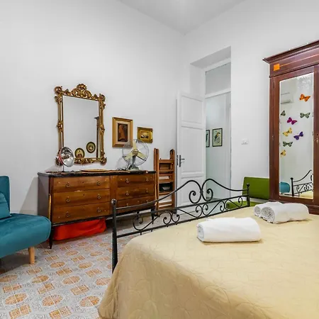 Apartment Near Palermo's Historic Heart - With Courtyard Palermo