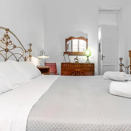Apartment Near Palermo's Historic Heart - With Courtyard Palermo