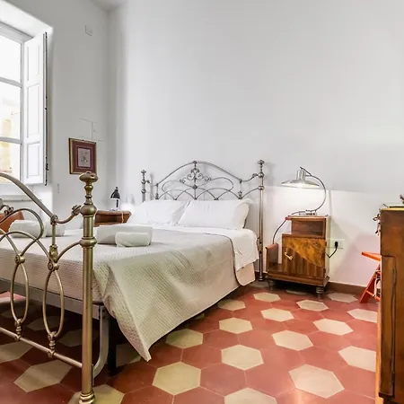 Near Palermo's Historic Heart - With Courtyard *