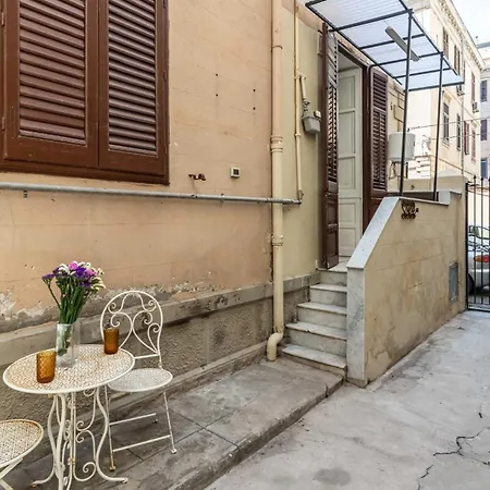 Apartment Near Palermo's Historic Heart - With Courtyard