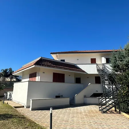 Sara Mondello Garden Level Apartment Palermo