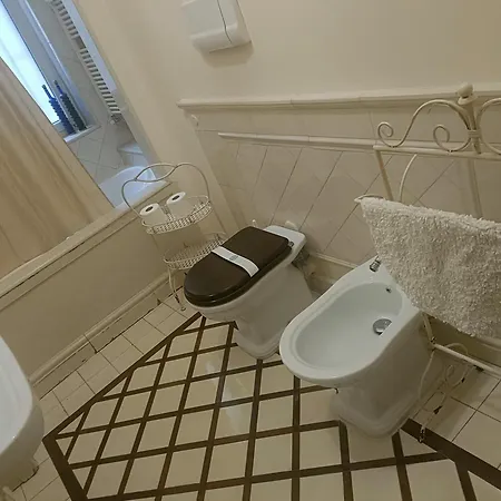 Onoratocinque House *