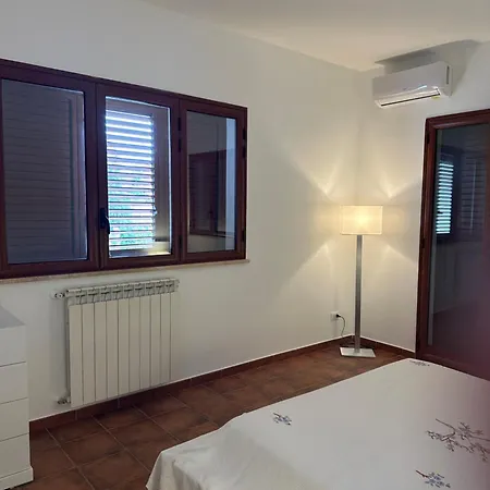 Sara Mondello Garden Level Apartment Palermo