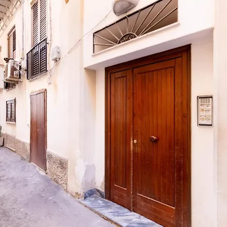 Talia - And Elegant In The Heart Of Pensión *