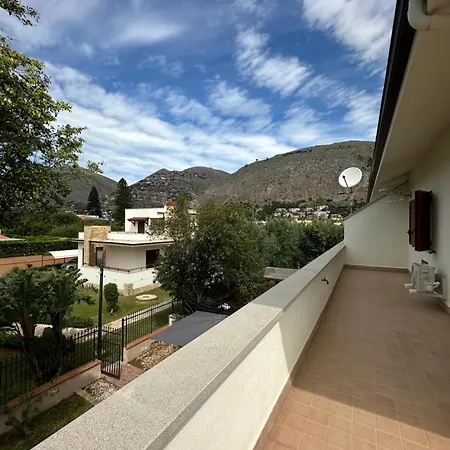 Sara Mondello Upper Floor Apartment Palermo