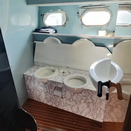 Botel Moonlight Houseboat *