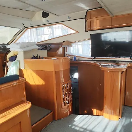 Hotel en barco Moonlight Houseboat *