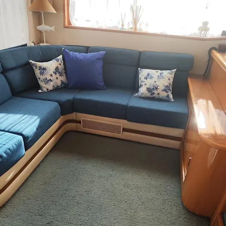 Botel Moonlight Houseboat *